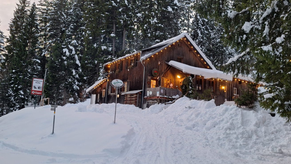 Bregenzerhütte in Schneelandschaft